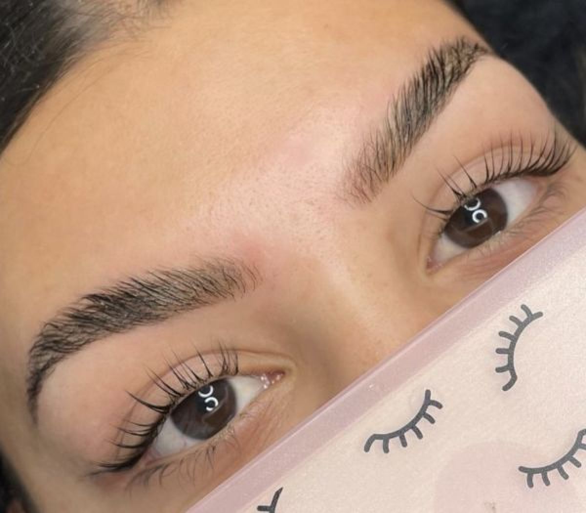 Browlift (rehaussement de sourcils) à Cergy (95) Par Vanesa - Estheca