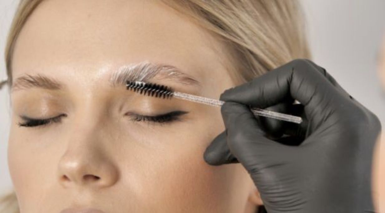 Browlift (rehaussement de sourcils) à Mulhouse (68) Par Dina - Estheca